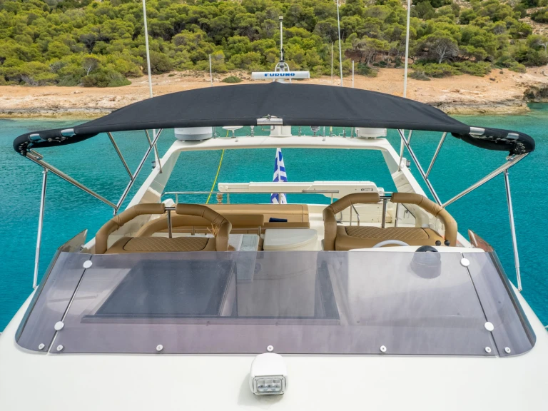 Pronájem lodi Marina Aliki lákavé ceny Ferretti 80