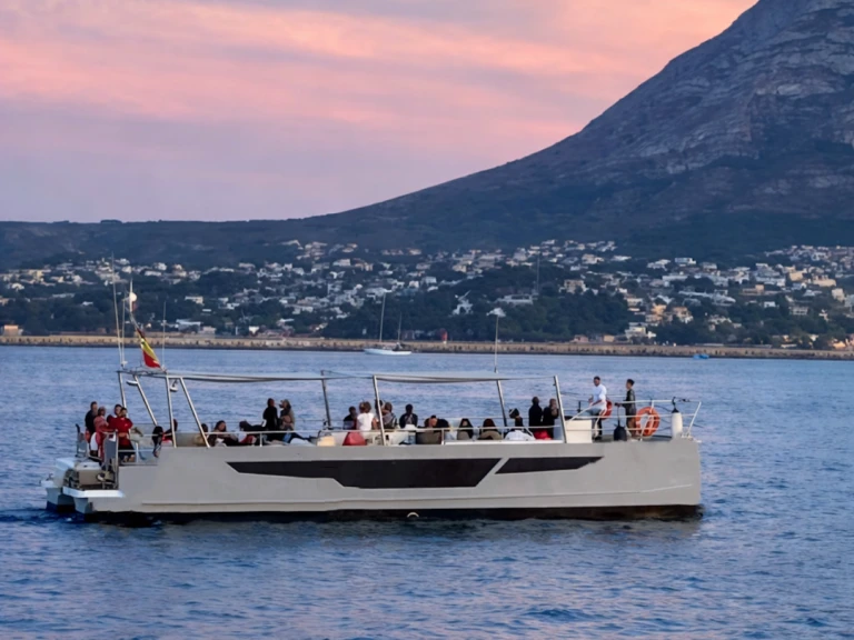 Pronájem jachty v Puerto Marina Benalmadena -Serenity Catamarán na Samboatu