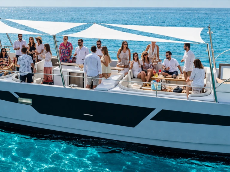 Pronajmout si Serenity Catamarán v Puerto Marina Benalmadena