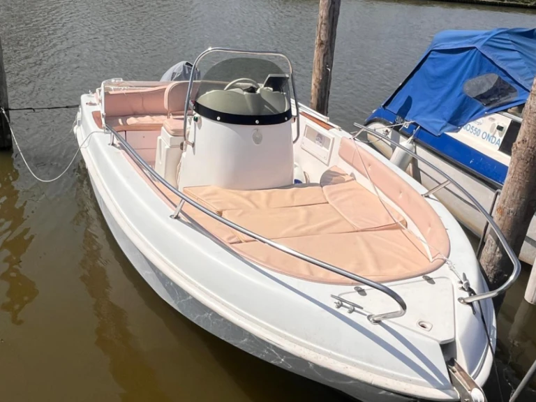 Pronájem Motorová loď Elan s licencí