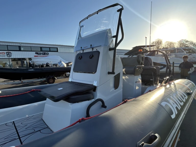 Pronájem Polotuhá loď Zodiac s licencí