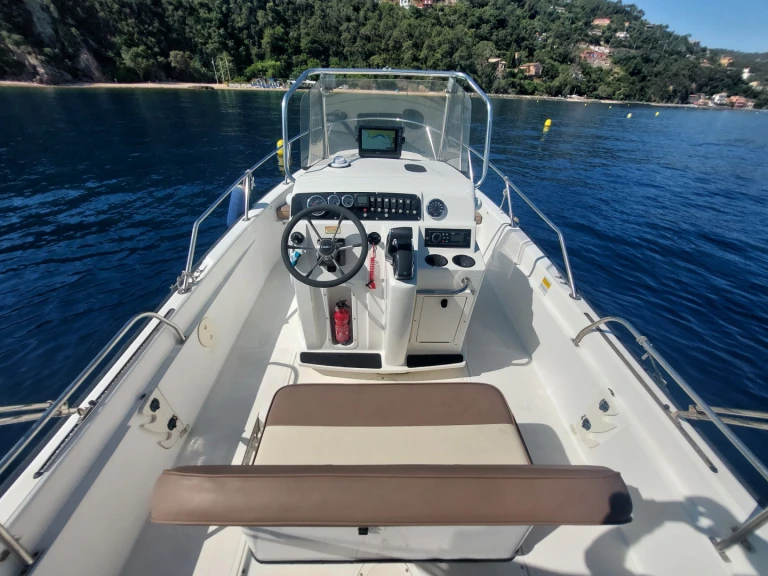 Pronájem lodi Boston Whaler Boston Whaler 220 Dauntless v Port de la Rague na Samboatu