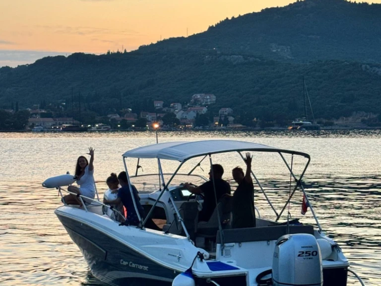 Pronájem Motorová loď Jeanneau s licencí