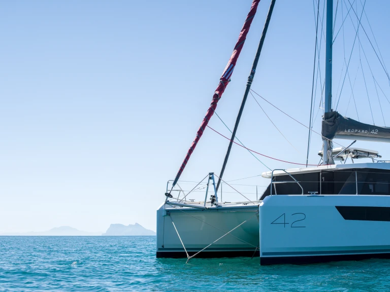 Pronajmout Katamarán se skipperem či ne Leopard v Puerto Sotogrande
