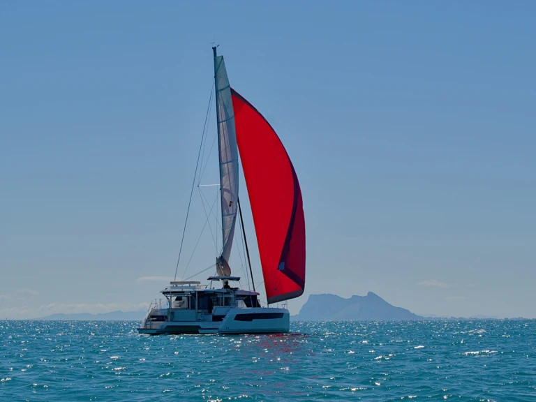Katamarán k pronájmu v Puerto Sotogrande za nejlepší cenu