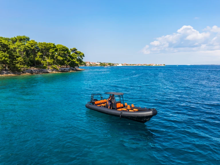 Pronajmout si Sea Marine 860 v Preko