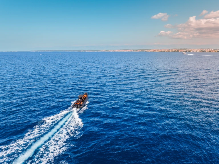 Pronajmout Polotuhá loď se skipperem či ne Sea Marine v Preko