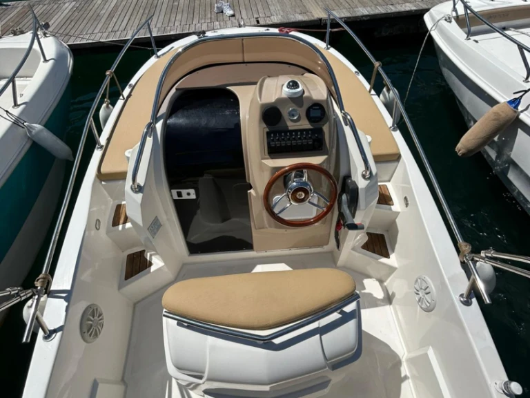 Pronájem Motorová loď Romar s licencí