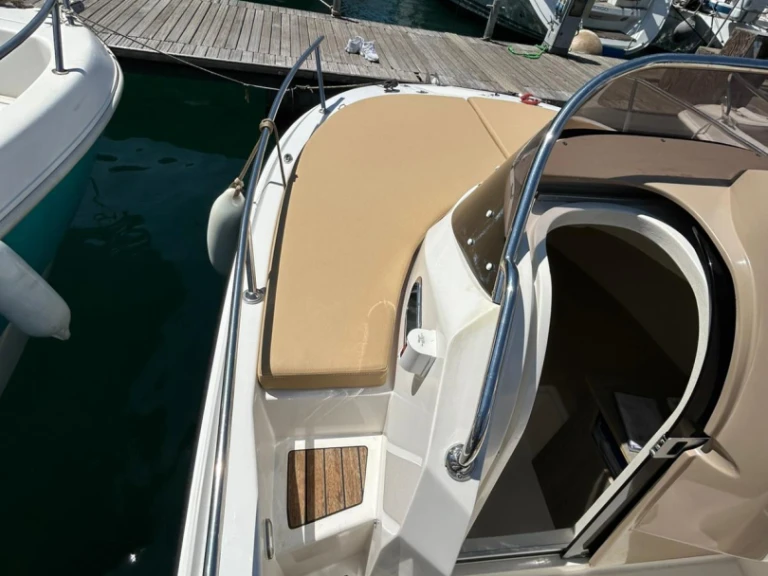 Romar Bermuda 570 jednotlivci a charterové společnosti v Sorrento