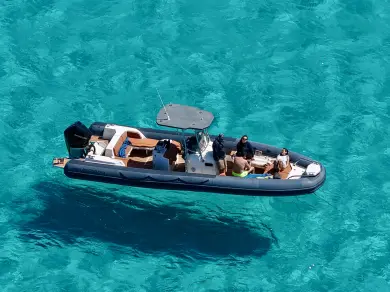 Polotuhá loď k pronájmu v Porto di Stintino za nejlepší cenu