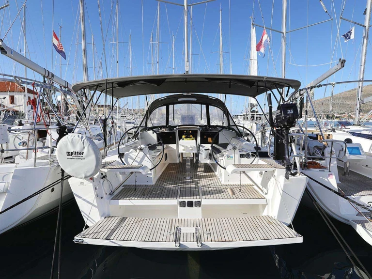 Pronájem lodi Dufour Dufour 382 Grand Large v Pula na Samboatu