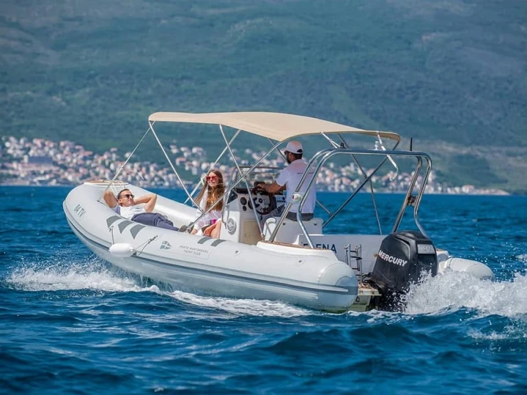 Pronájem jachty v Tivat - Stingray Predator 640 na Samboatu