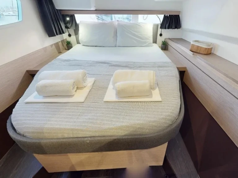 Pronajmout Katamarán se skipperem či ne Fountaine Pajot v Paros (ostrov)