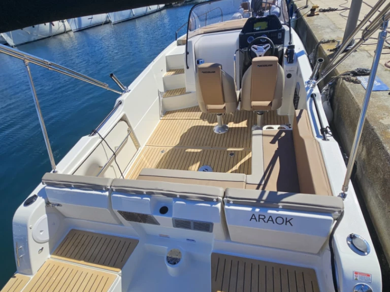 Quicksilver Activ 755 Sundeck jednotlivci a charterové společnosti v Propriano