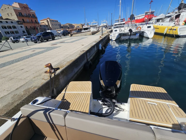 Pronajmout si Quicksilver Activ 755 Sundeck v Propriano