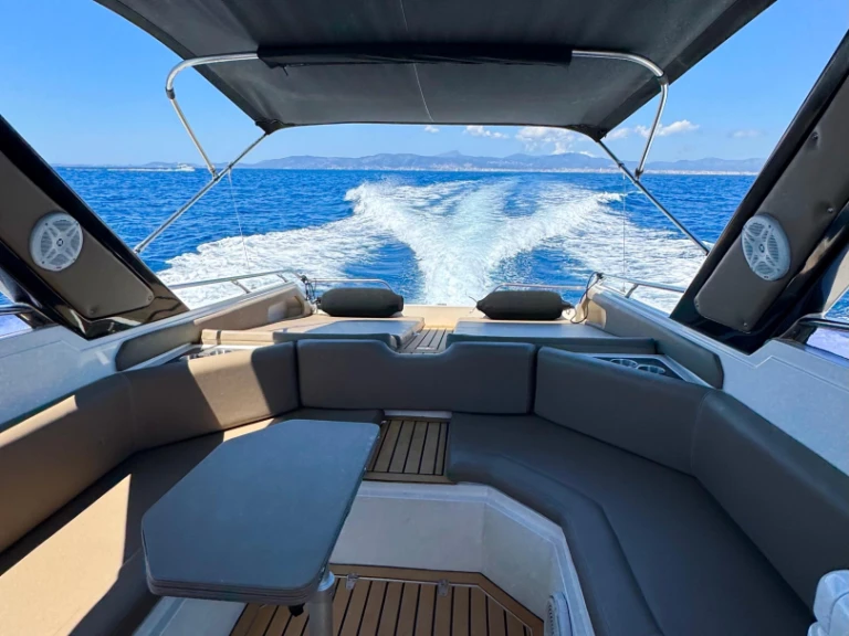 Pronájem Motorová loď Sunseeker s licencí