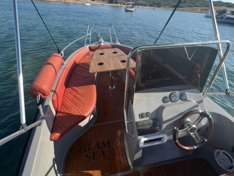 Pronájem lodi Athens Marina lákavé ceny COBRA 495