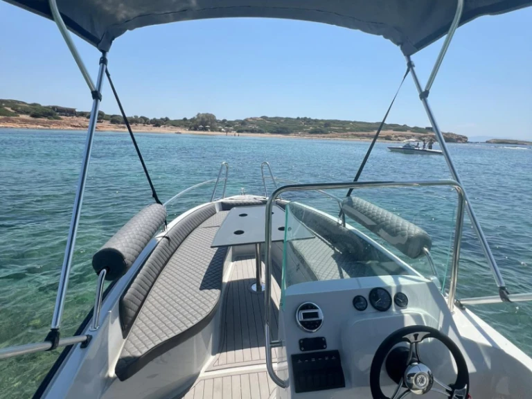 Pronajmout Motorová loď se skipperem či ne ISATEK TEKNE v Glyfada