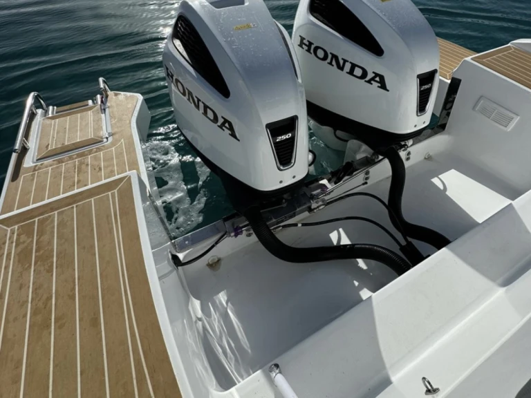 Saver Saver 330 Sport jednotlivci a charterové společnosti v Marina di Portisco