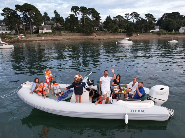 Pronájem Polotuhá loď Zodiac s licencí