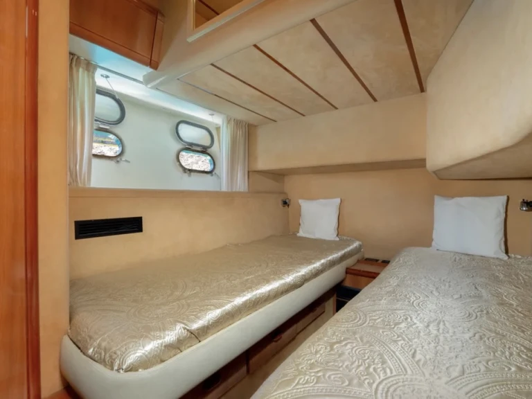 Pronájem lodi Mykonos (City) lákavé ceny Ferretti 480