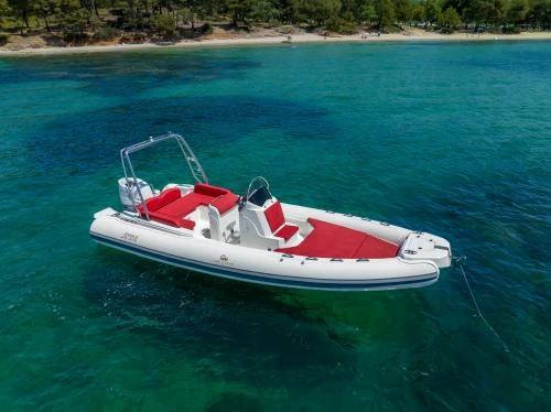 Pronájem lodi Bandol lákavé ceny FANALE MODELE 600