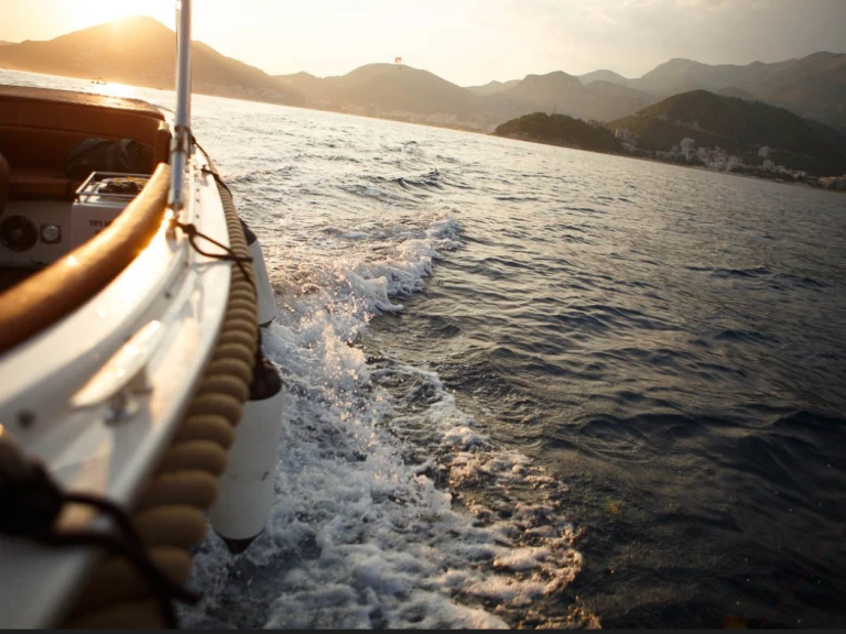 Pronajmout Motorová loď se skipperem či ne Truszczynscy boats v Budva