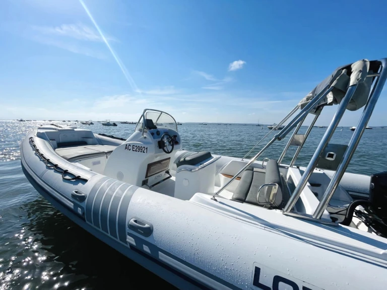 Polotuhá loď k pronájmu v Lège-Cap-Ferret za nejlepší cenu
