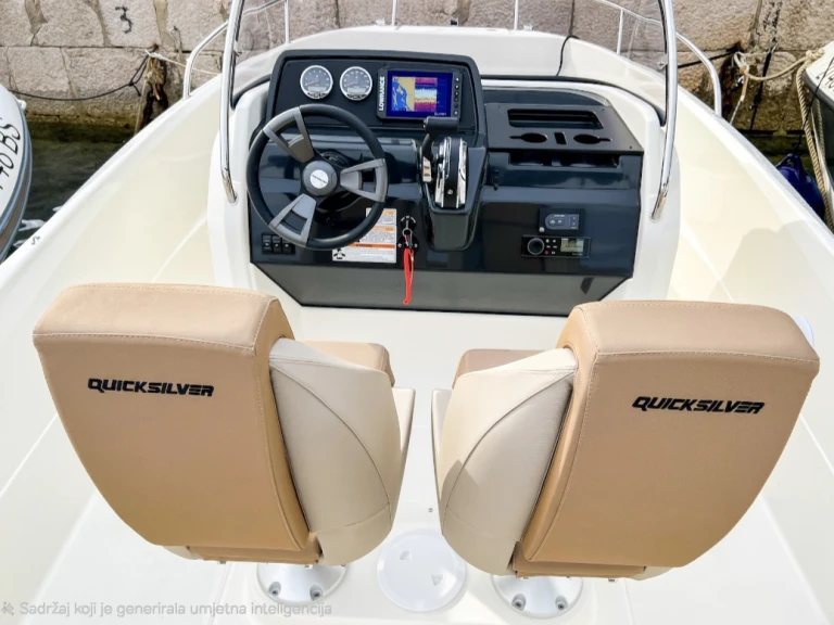 Pronajmout Motorová loď se skipperem či ne Quicksilver v Split