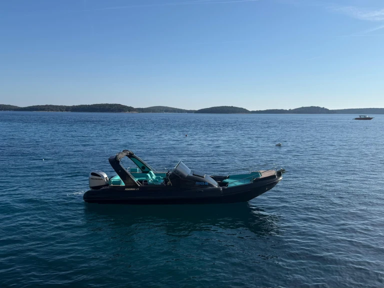 Pronajmout Polotuhá loď se skipperem či ne Aquamax v Hvar 