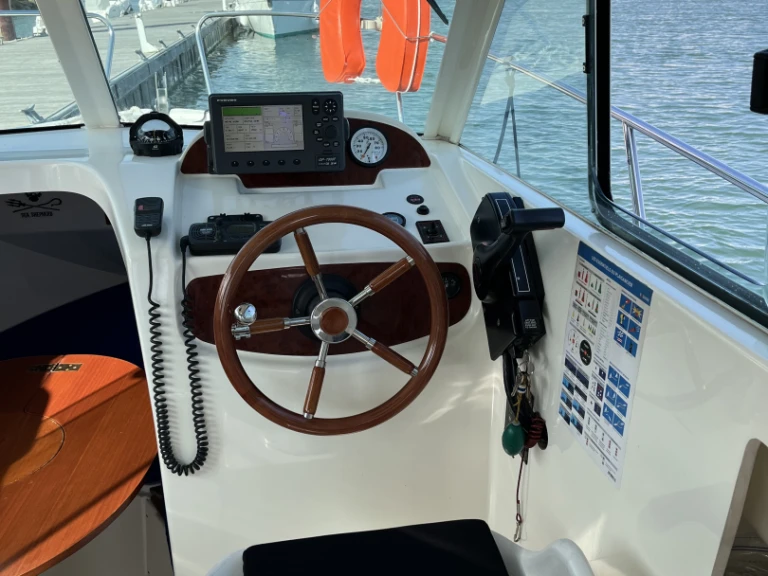 Pronajmout Motorová loď se skipperem či ne Jeanneau v Saint-Gilles-Croix-de-Vie
