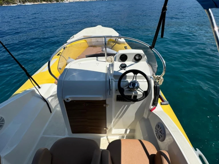 Pronájem lodi Hvar  lákavé ceny Solemar S 580