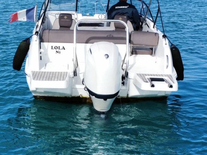 Pronajmout Motorová loď se skipperem či ne Jeanneau v Antibes