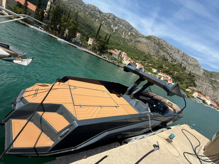 Pronajmout si Alesta Raptor v Hvar 
