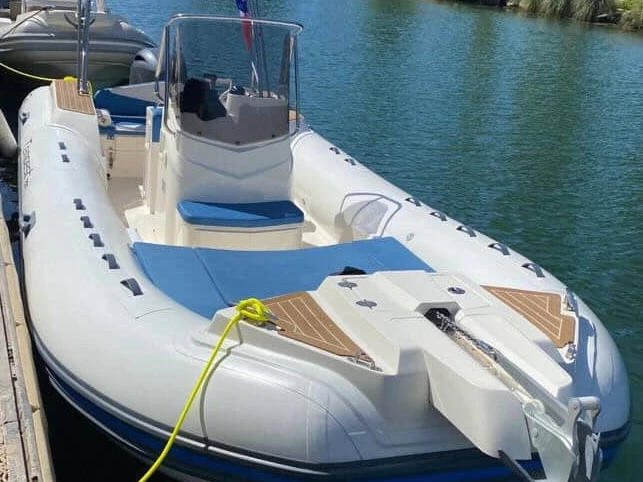 Capelli Capelli 700 Sun jednotlivci a charterové společnosti v Cannes