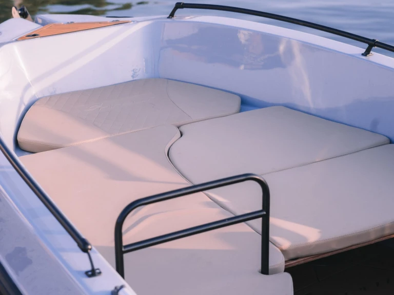 Pronajmout si Nireus Optima 490 v Marina Aliki