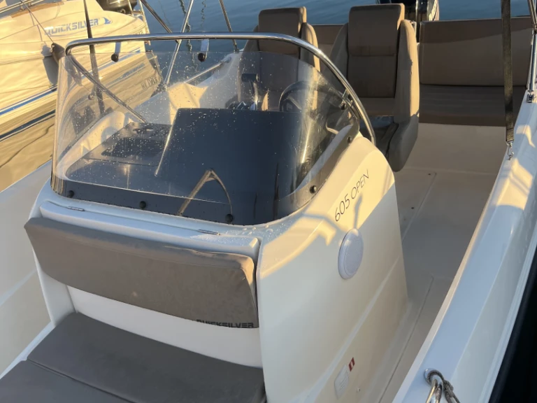 Pronájem Motorová loď Quicksilver s licencí
