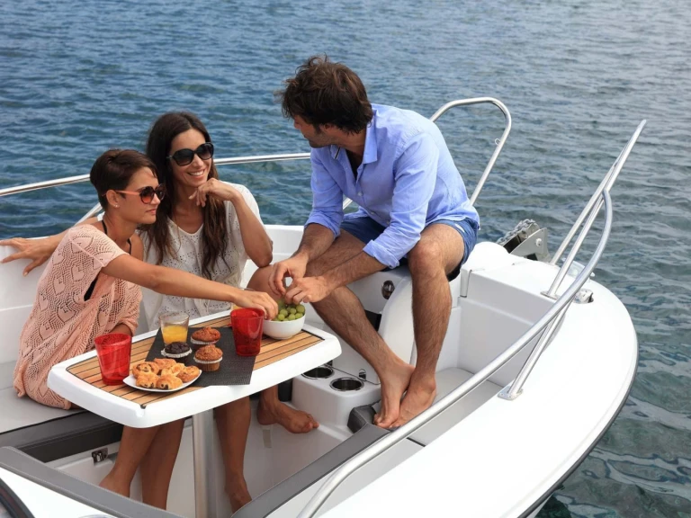 Pronájem lodi Jeanneau Cap Camarat 7.5 BR v Antibes na Samboatu