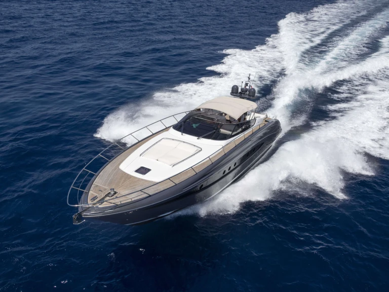 Riva Virtus 63 jednotlivci a charterové společnosti v Saint-Tropez