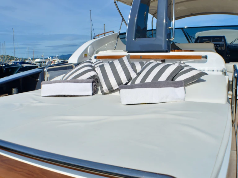 Pronajmout si Riva Virtus 63 v Saint-Tropez