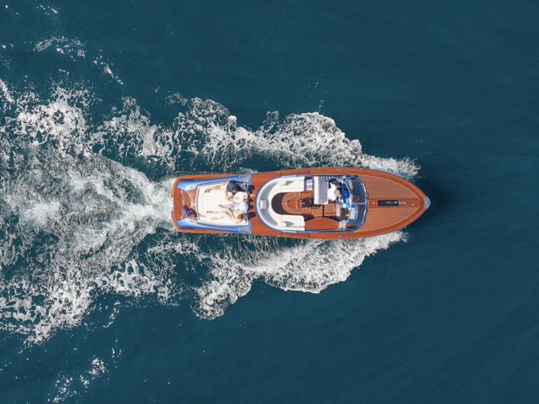 Motorová loď k pronájmu v Port de Saint Tropez za nejlepší cenu