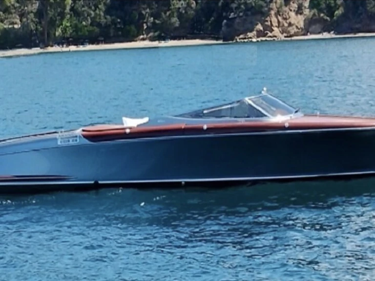 Riva Aquariva 33 jednotlivci a charterové společnosti v Port de Saint Tropez