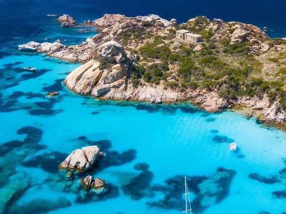Magnus 6.20 jednotlivci a charterové společnosti v Porto Rotondo