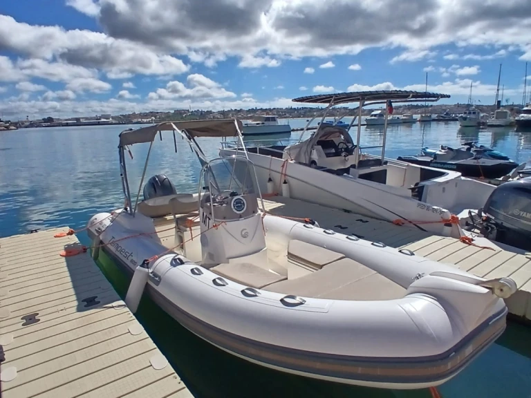 Pronájem lodi Portimão lákavé ceny Tempest 600