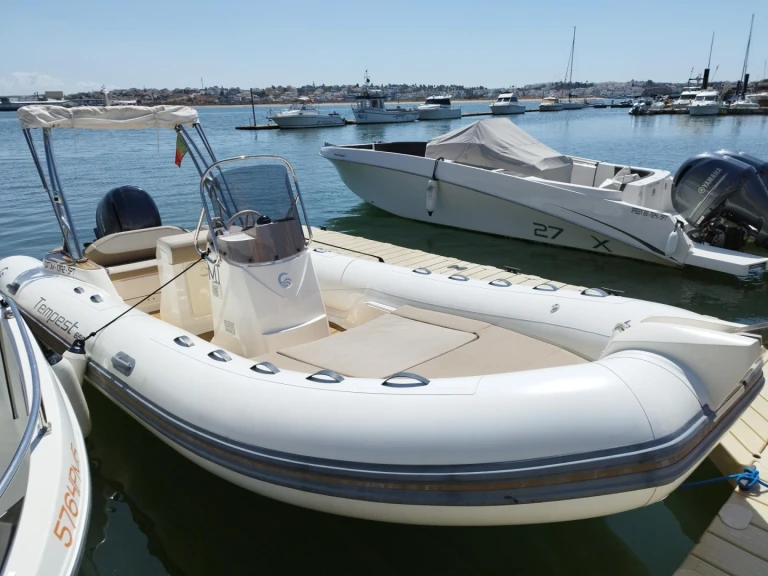 Pronájem lodi Portimão lákavé ceny Tempest 650
