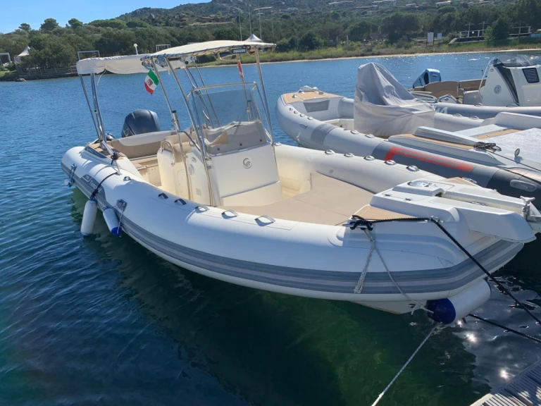 Polotuhá loď k pronájmu v Porto Rotondo za nejlepší cenu