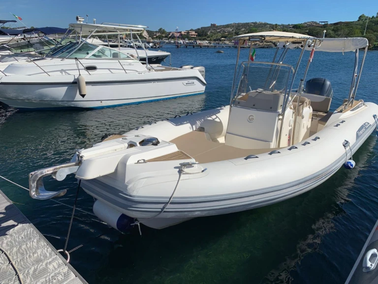 Capelli Tempest 775 Open jednotlivci a charterové společnosti v Porto Rotondo