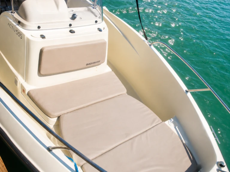 Quicksilver Activ 555 Open jednotlivci a charterové společnosti v Palavas-les-Flots