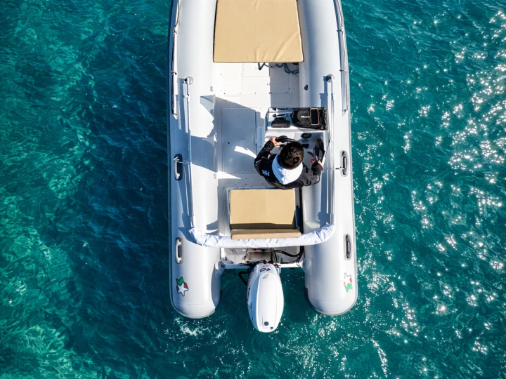 Novamarine RH460 jednotlivci a charterové společnosti v Villasimius