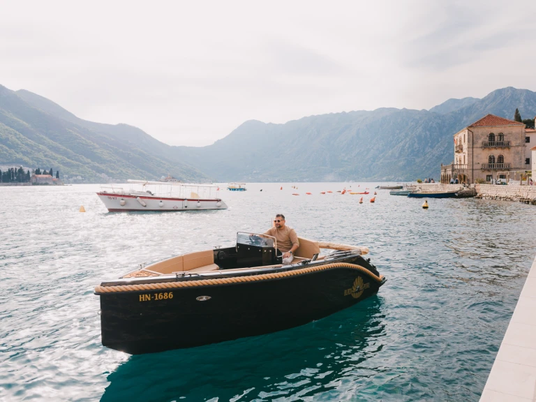 Pronájem jachty v Perast -Poseidon Black Pearl  na Samboatu
